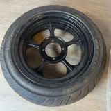Zwei neue Falcon-Felgen, 3,50 x 12 Zoll. Eine davon mit einem neuen Reifen, siehe Beschreibung