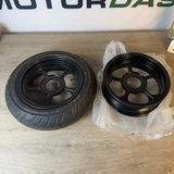 Zwei neue Falcon-Felgen, 3,50 x 12 Zoll. Eine davon mit einem neuen Reifen, siehe Beschreibung